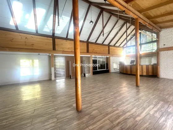 Gran Propiedad Comercial Ideal Para Ski Y Turismo - 2 Locale
