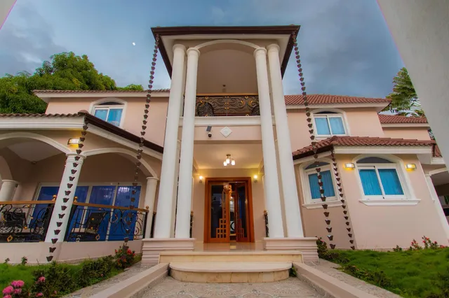 ¡la Casa De Tus Sueños! 4 Habitaciones, Cada Una Con Su Baño