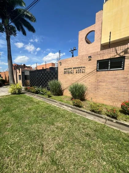 Hermoso Townhouse Amoblado En Mañongo, Res. Antares. Plth-388
