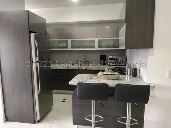 Hermoso Apartamento, Con Muy Buena Distribución Y Ubicación. Amplio Balcón, Iluminado, Bella Cocina Empotrada Y Equipada. El Apartamento Se Vende Amoblado, Con El Mobiliario Como Esta En Las Fotos. 