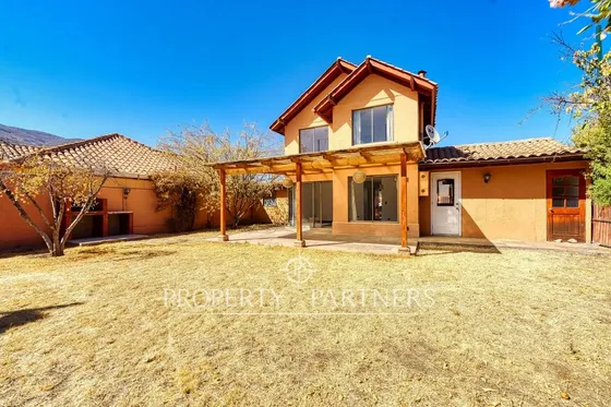 Casa Chilena Remodelada En Condominio Consolidado