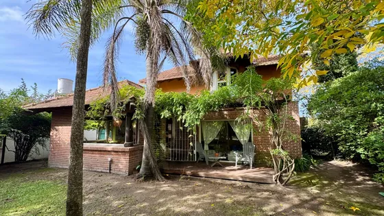 Casa En Venta De 4 Dormitorios. Apta Credito. Gas Natural!! Lote 490m2