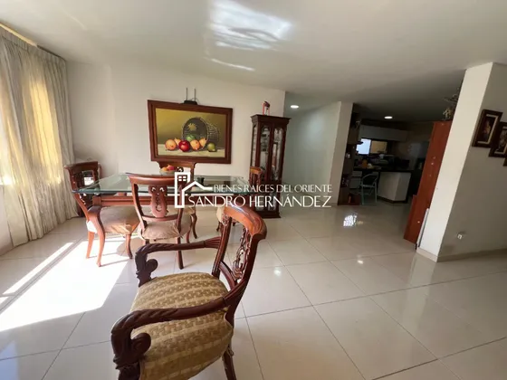 Venta De Espectacular Casa De Dos Pisos, Con Locales Comerciales En El Barrio Sotomayor, Bucaramanga
