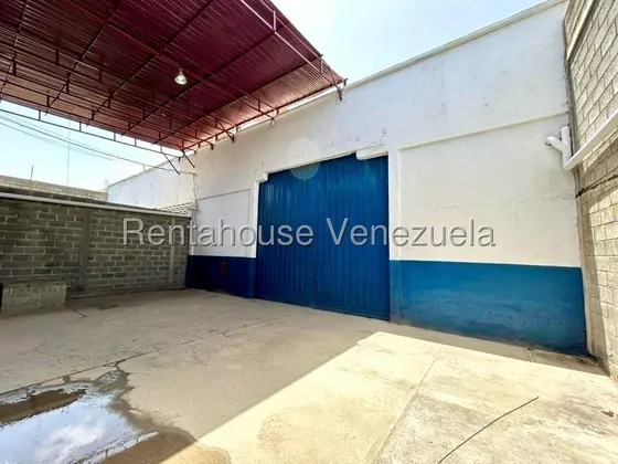 Maria E. Alquila Amplio Galpón Con Fácil Acceso, Alto Tráfico Vehicular Y En Una Zona Estratégica Para El Desarrollo De Su Negocio, En Zona Industrial 1, Lara#25-22423***700m2***