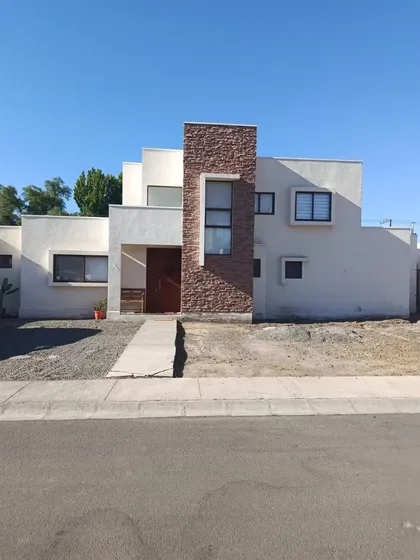 Casa En Venta De 5 Dorm. En Rinconada