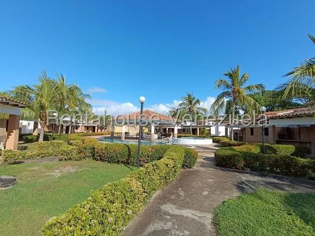 Casa Vacacional En Venta, El Conjunto Dispone De Dos Piscinas  Tucacas  25-10145