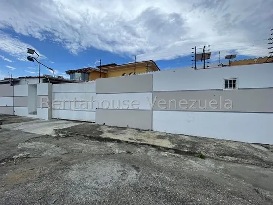 María Valera Tiene Una Hermosa Casa En Venta En Colinas De Santa Rosa, Con Vigilancia Privada Las 24 Horas. Cocina Equipada, Parrillera, Piso De Porcelanato,baños Modernos, Vigilancia 24/7.