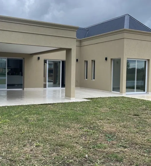 Venta Casa A Estrenar 4 Ambientes Fondo A Laguna