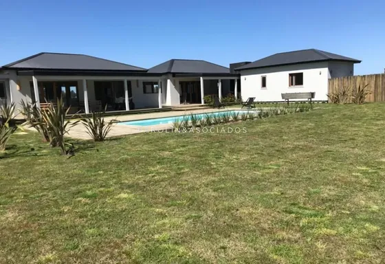 Casa En Venta De 4 Dormitorios En Pueblo Mio, Punta Del Este