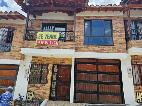 Casa De 2 Plantas, 4 Habitaciones Y 3 Baños 