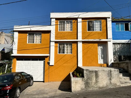 Casa Con Enorme Patio Recien Remodelada, Sur De La Cdmx, Con Cisterna Y Garage Techado