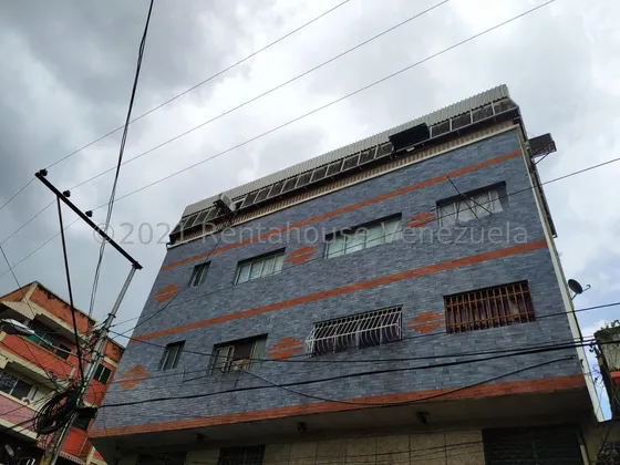 Edefio En Venta Ubicada En El Centro De Maracay, Fvina 22-7068