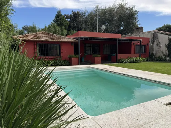 Casa En Venta En Villa Elisa, 3 Dormitorios, Gran Parque Con Pileta. Calle 419 E/ 134 Y 135