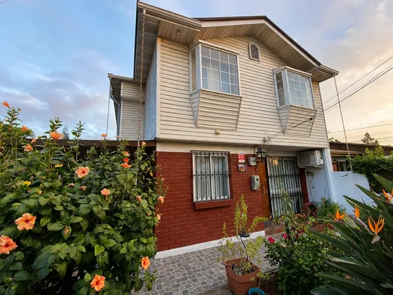 Preciosa Casa De Dos Pisos, A Pasos Del Metro Trinidad