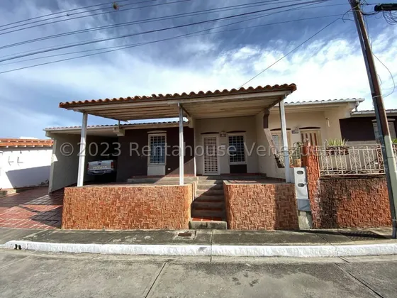 Sorangel Vargas Vende Amplia Y Cómoda Casa En Urbanismo Privado. Urb Los Samanes Cabudare Mls #24-4210