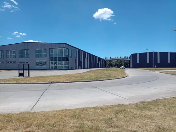 Venta - 2 Galpones Con Oficinas, Semicubierto Y Playon Exterior - Parque Industrial Bella Vista