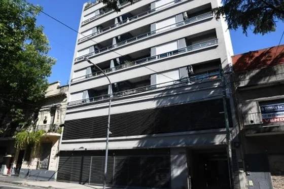 Cochera Fija Cubierta , A Metros De Hospital Italiano