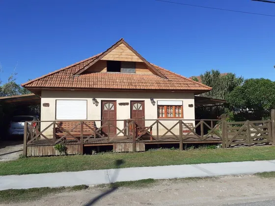 Casa En Venta - 2 Ambientes 2 Baños - Cocheras - Parque Lago, Mar De Cobo