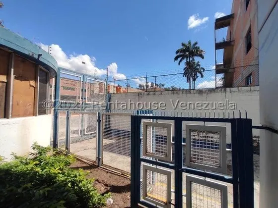 Rent-a-house Te Ofrece En Venta Galpon Industrial Con Grandes Espacios Para La Carga Y Descarga De Vehiculos Pesados; Cuenta Con Tres Bovedas, Oficinas, Banco De Transformadores De Alto Volt