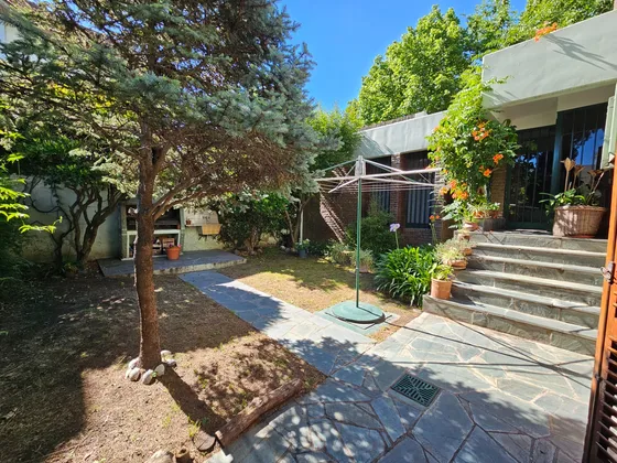 Venta Espectacular Casa Esquina En La Mejor Zona De Banfield