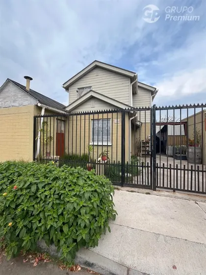 Casa En Venta De 4 Dorm.3 Baños Y 2 Estacionamientos En Buin