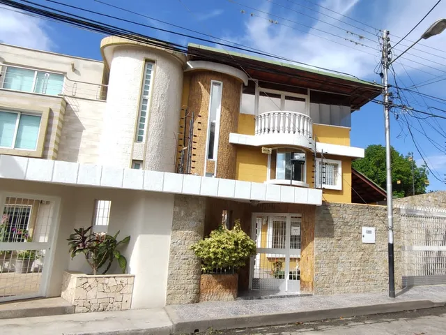 Se Vende Casa En Andrés Bello. Calle Cerrada. Maracay