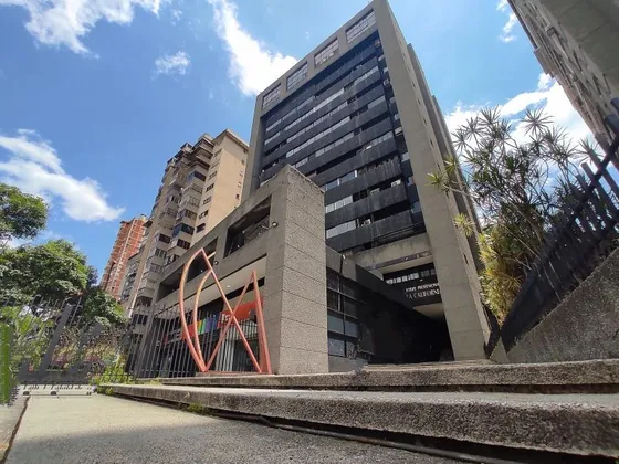 Se Vende Oficina Centro Profesional La California. Con Entrada Principal Por La Fco. De Miranda Y Al Estacionamiento Por La California. Cuatro Cubículos Cómodos. Piso Medio.