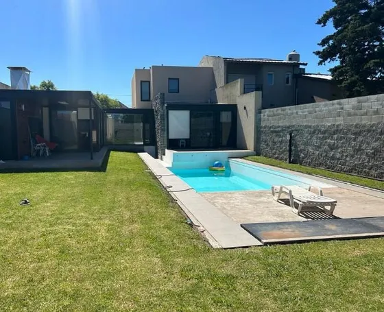 Casa En Venta - 3 Dormitorios 2 Baños - Cocheras - 450mts2 - Caisamar, Mar Del Plata