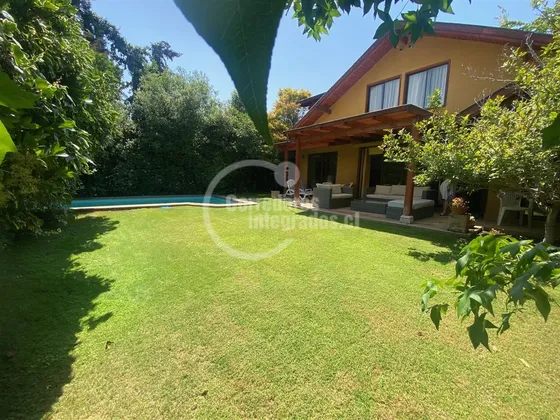 Casa En Venta De 5 Dorm. En Las Condes