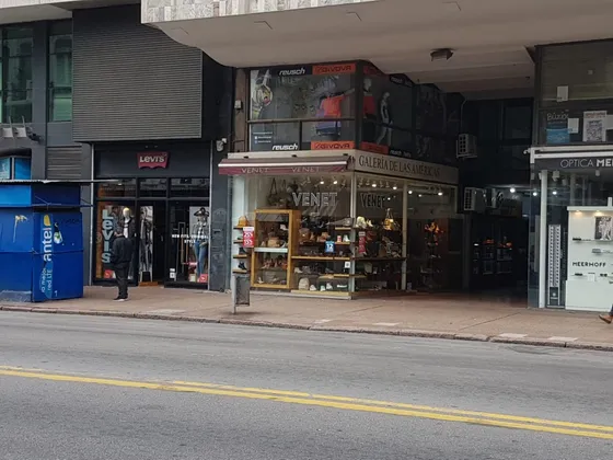 Venta Local Comercial En 18 De Julio Y Yi. Con Renta