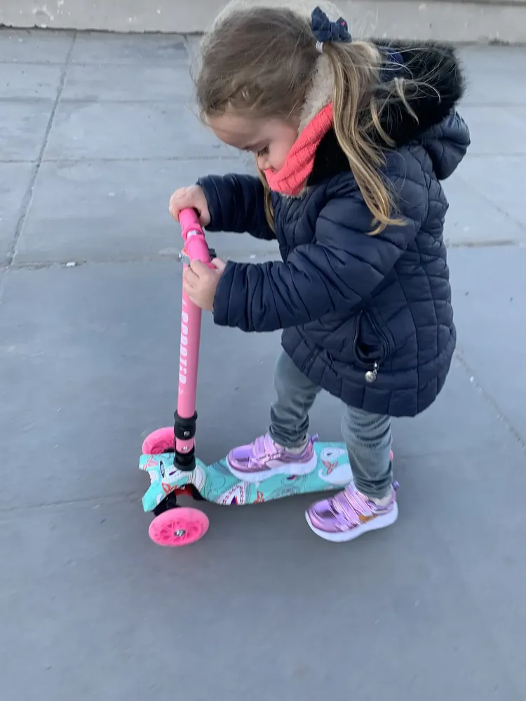 Patinete Plegable De 3 Ruedas Con Luz LED Y Altura Ajustable (55-76 Cm) – Deck Antideslizante Para Niños De 3 A 12 Años