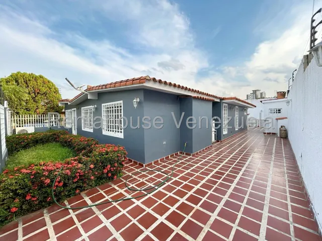 Maria E. Vende Flamante Moderna Equipada Remodelada Hermosa Casa De Tu Sueños !!! En Fundalara, Lara#25-17316**4h 4b 304m2**