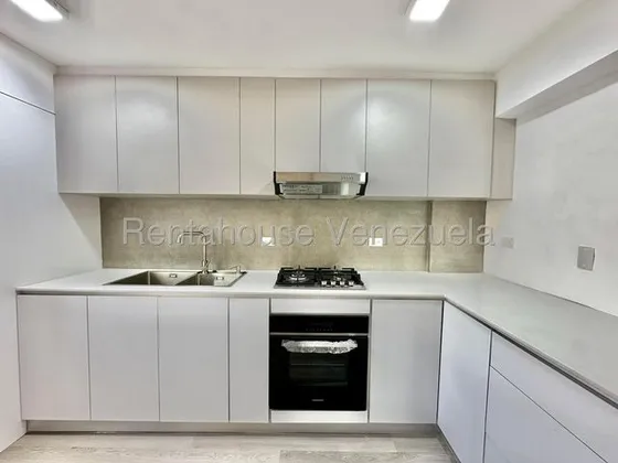 Colinas De Los Ruices 25-21100 Cómodo Apartamento Remodelado, Ubicado En Calle Privada En Urbanización De Fácil Acceso. El Apartamento Cuenta Con Dos Cómodas Habitaciones Con Clóset 