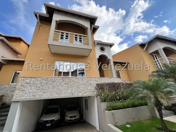 Espectacular Townhouse En Venta En La Exclusiva Urb Cantarana, Las Delicias 25-7444 Hc