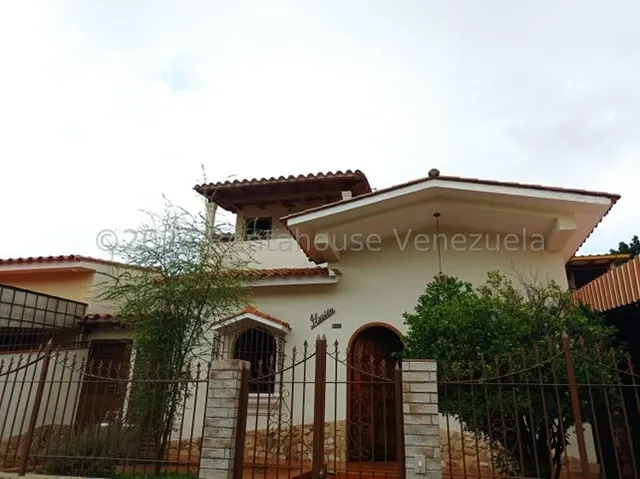 Casa Quinta Ubicada En Calle Cerrada En Prebo1  24-27654