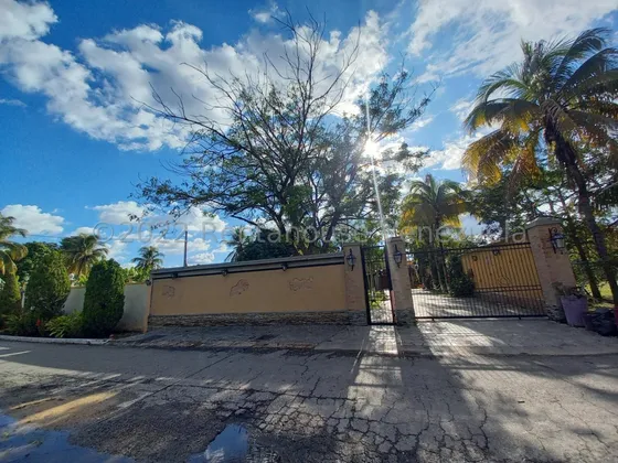 Casa En Venta Las Morochas I San Diego Inm A Disfrutar De Una Increible Propiedad Moderna Rodeada De Amplios Espacios Verdes, Caminerias, Agradable Clima, Con Una Increible Vista. 23-6577