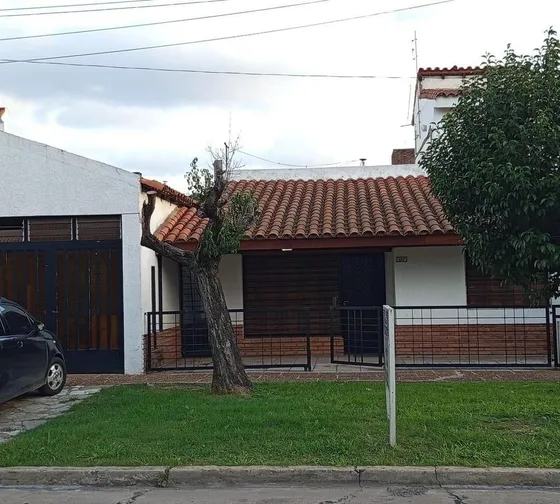 Venta De Casa De 4 Ambientes, Con Cochera, En Castelar Norte