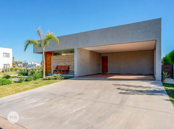 Casa 3 Dormitorios Con Jardin Y Piscina - San Sebastián Barrio Privado - Funes | Venta