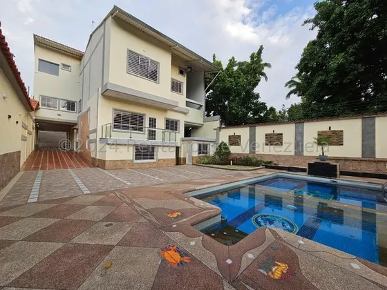 Casa Con Piscina De 3 Niveles En Venta El Limon Maracay 25-15349 Apd
