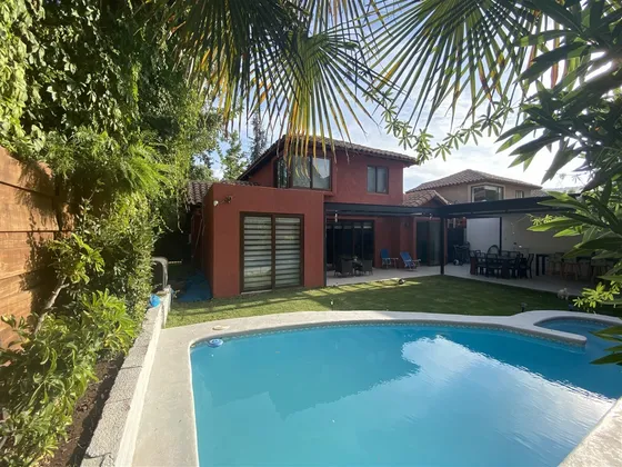 Casa En Venta De 5 Dorm. En Huechuraba