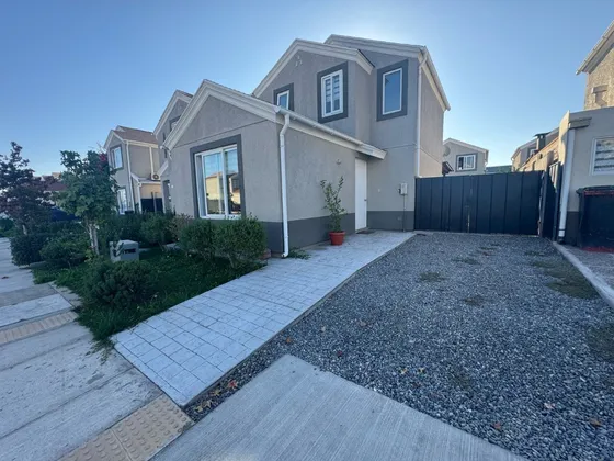 Iluminada Casa En Padre Hurtado | 3d +3b En Condominio