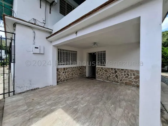 En Venta Amplia Y Hermosa Casa Con Apartamento En El Limon Db 25-4638