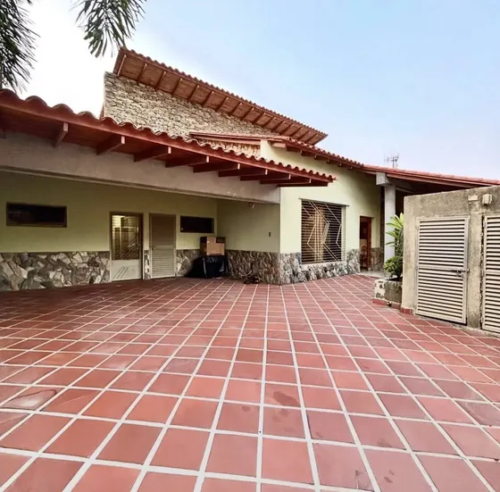 Annic Coronado Vende En Altos De Guataparo Casa En Venta De Oportunidad A Modernizar Cód. 328378