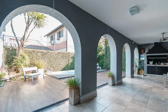 Venta Casa 4 Amb Con Patio, Piscina Y Cochera En Ramos Mejia.