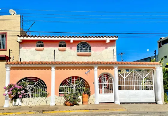  Venta Espaciosa Casa De Dos Plantas, En La Cotizada Urb. El Ingenio De Nueva Barcelona