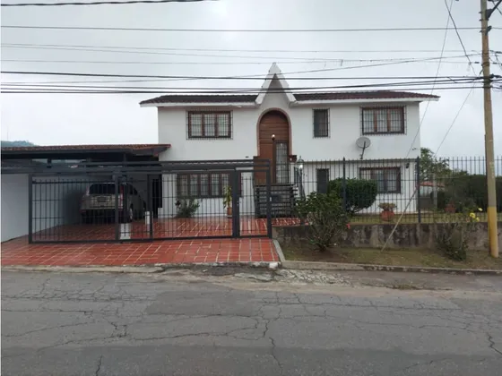 Casa En Venta 2 Niveles: Urb. Club De Campo, San Antonio De Los Altos.