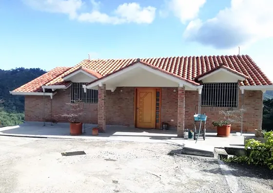 Acogedora Casita Rústica En Sector De Montaña, Con 3 Niveles: El Social, Dormitorios Y Juegos (por Concluir) Con 3 H, 3 B, 3 E, Final Calle Las Rosas, Urb. Colinas De Corralito, Munic. El Hatillo