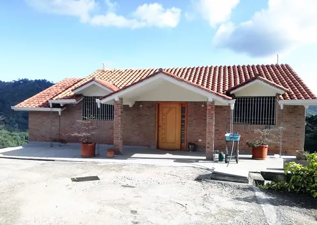 Acogedora Casita Rústica En Sector De Montaña, Con 3 Niveles: El Social, Dormitorios Y Juegos (por Concluir) Con 3 H, 3 B, 3 E, Final Calle Las Rosas, Urb. Colinas De Corralito, Munic. El Hatillo