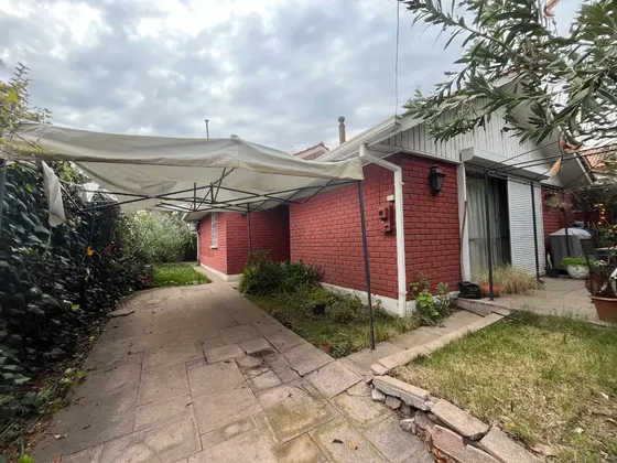 Oportunidad En Calle Tranquila, 4d Y 3 B Excelente Inversión