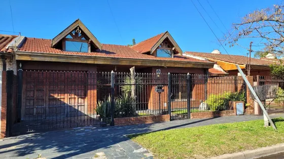 Venta Casa 4 Amb Cochera Jardín Acepta Permuta